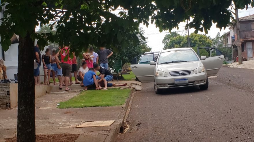 Surtado, homem cai de telhado e é contido por populares no Sanga Funda