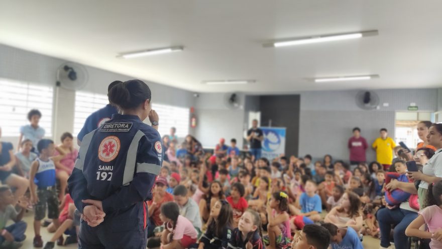 Consamu promove ação com crianças carentes estimulando grandes carreiras profissionais