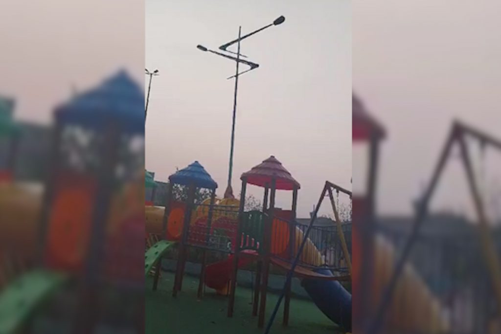 Poste balançando sobre parquinho preocupa pais no Claudete