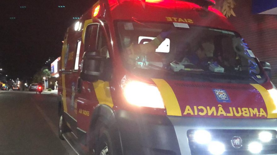 Motociclista fica ferido ao atingir vaso de planta na Av. Papagaios