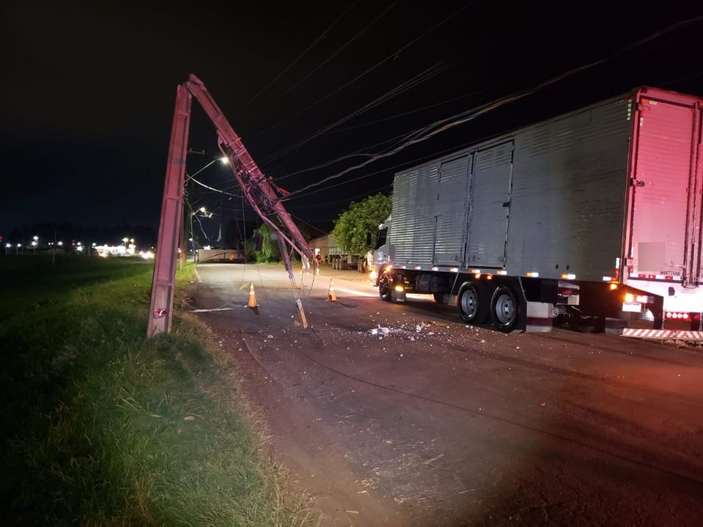 Carreta derruba poste na marginal da BR-227 e caminhão se enrosca na fiação