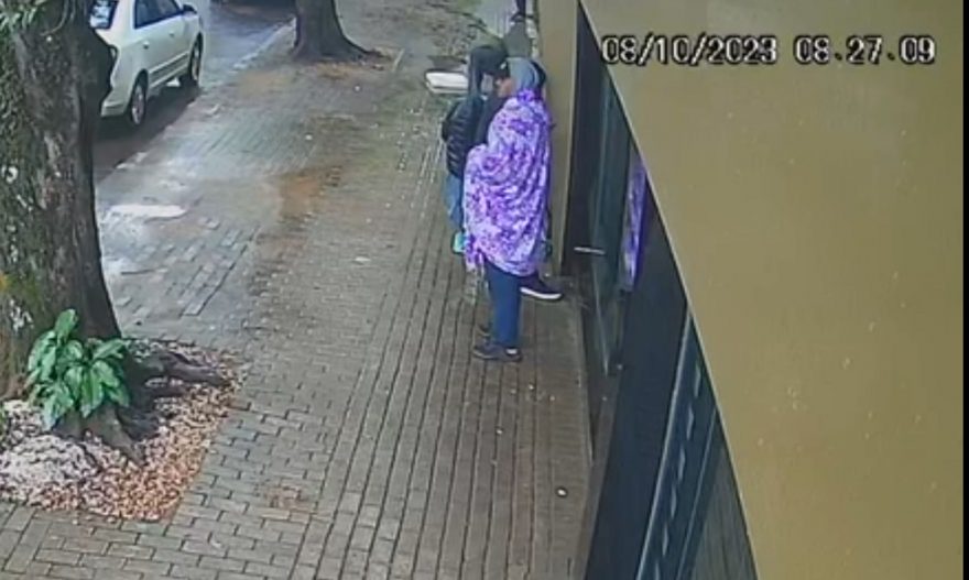 Vídeo mostra homens realizando furto em loja de suplementos no Centro