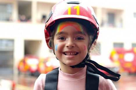 Imagem referente a Crianças se divertem no quartel nas comemorações de aniversário do Corpo de Bombeiros