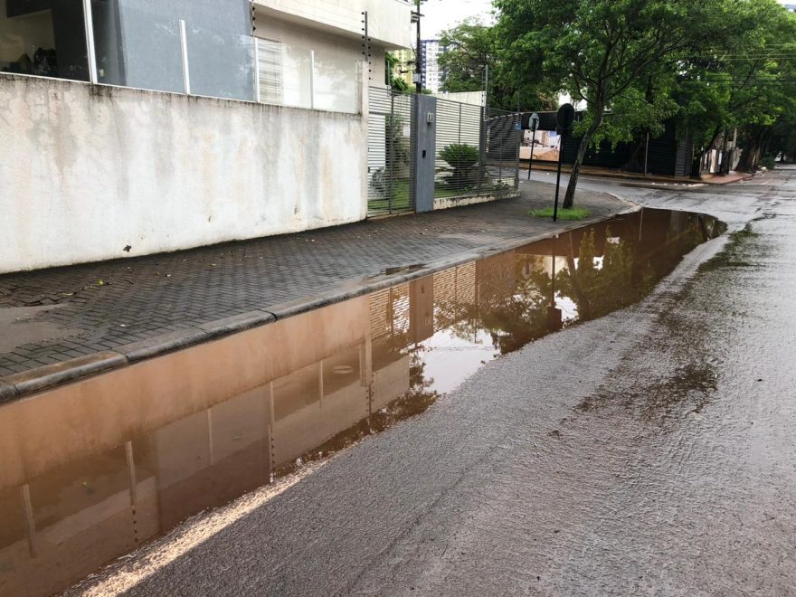 Apesar das várias reclamações, Prefeitura não soluciona problemas dos bueiros entupidos