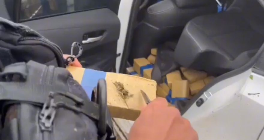 Veículo roubado é recuperado com quase 350 quilos de Maconha e 52 kg de skunk