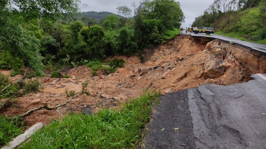 Chuva abre cratera e causa interdição total na BR-476 em União da Vitória; veja vídeo