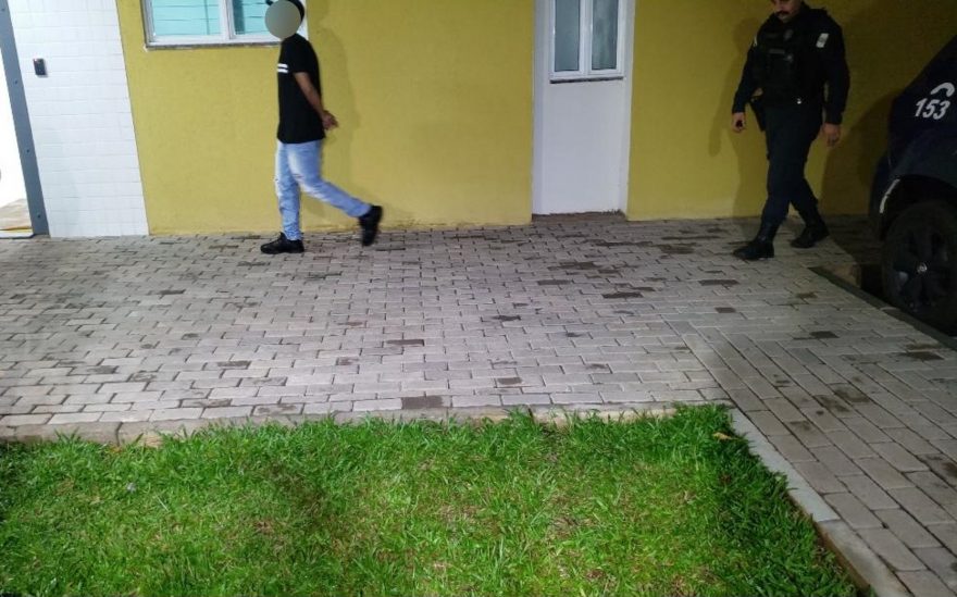 Homem é preso com itens furtados de segurança de mercado em Cascavel