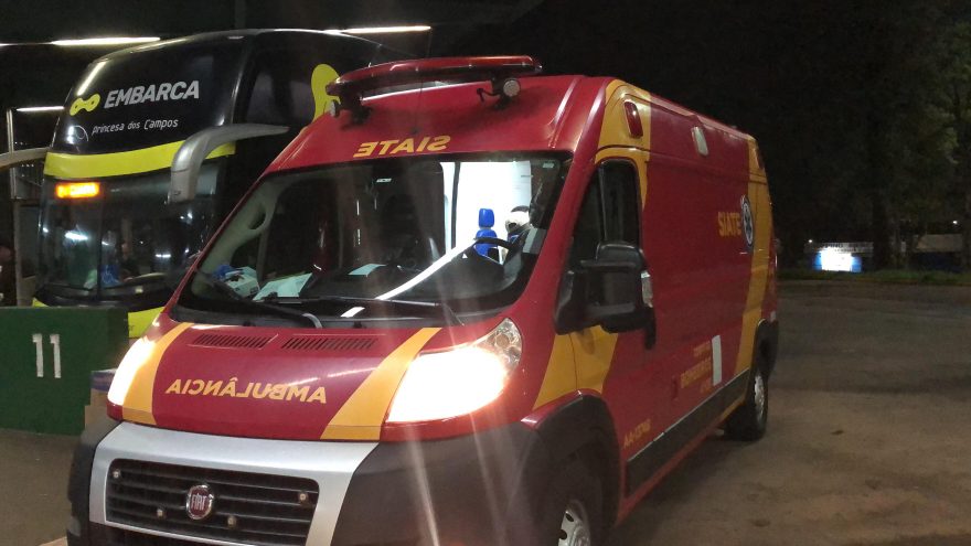 Idosa sofre torção em joelho ao cair de ônibus na Rodoviária