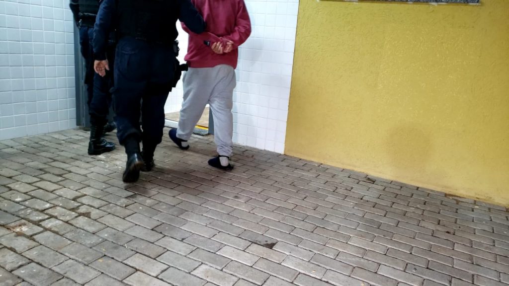 Jovem de 23 anos é detido por agredir a própria mãe no bairro Universitário