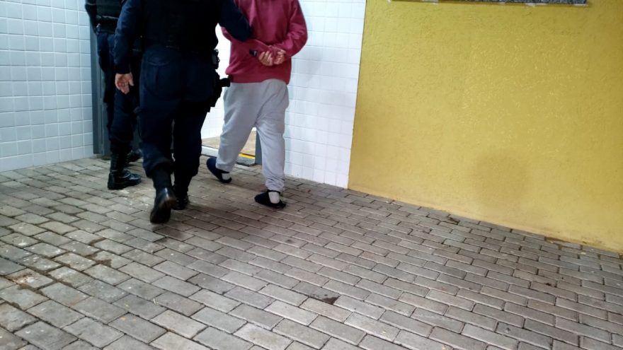 Jovem de 23 anos é detido por agredir a própria mãe no bairro Universitário