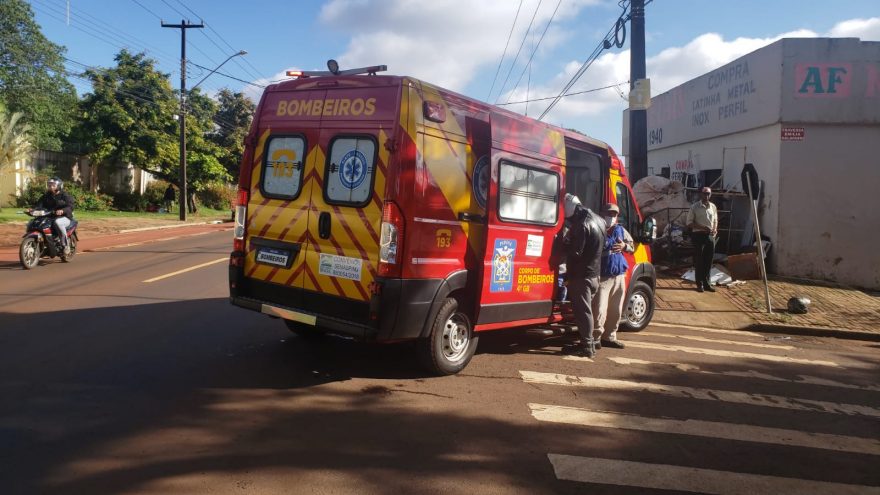 Mulher fica ferida após colisão entre carro e moto na Avenida Piquiri, em Cascavel