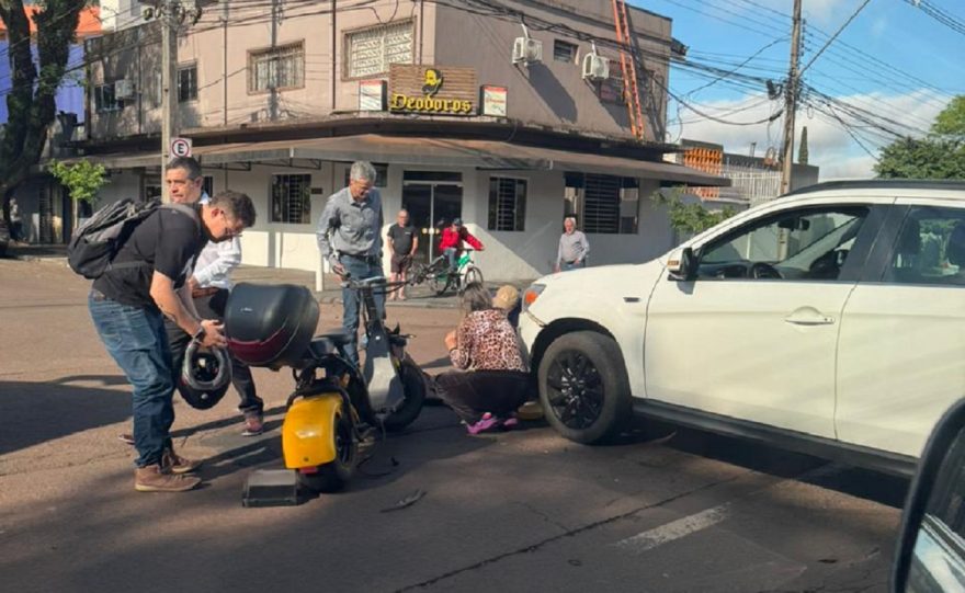 Mulher sofre fratura no joelho ao se envolver em acidente de trânsito no Centro