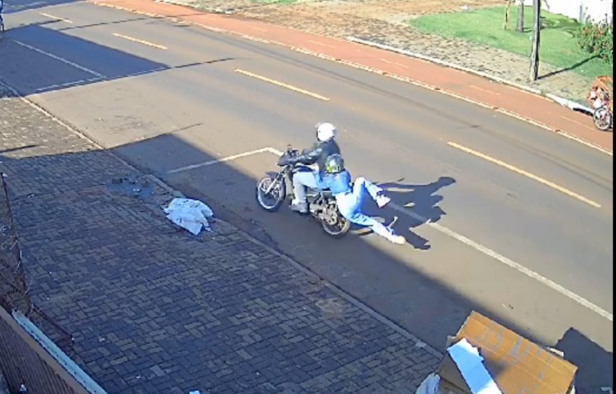 Impressionante: Vídeo mostra momento em que garupa cai de moto em movimento