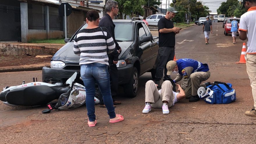 Motociclista fica ferida após colisão com utilitário no Bairro Santa Cruz