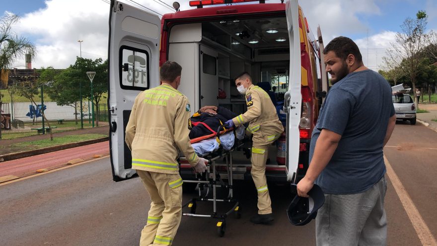 Motorista abre porta de carro e atinge ciclista na Avenida Tito Muffato
