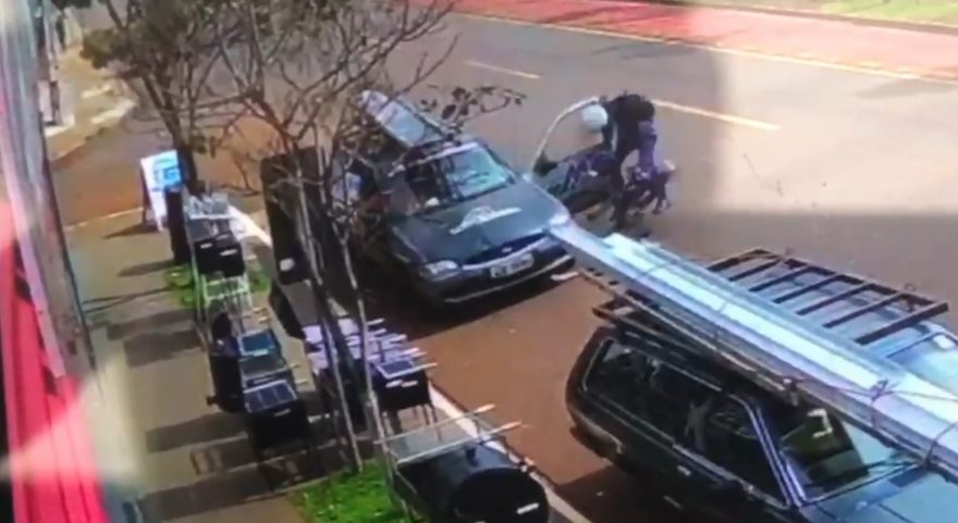Câmera flagra ciclista voando após ser atingido por porta de veículo estacionado
