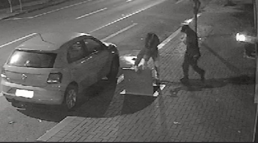 Vídeo mostra moradores de rua tentando realizar novo furto em hidrante no Centro de Cascavel