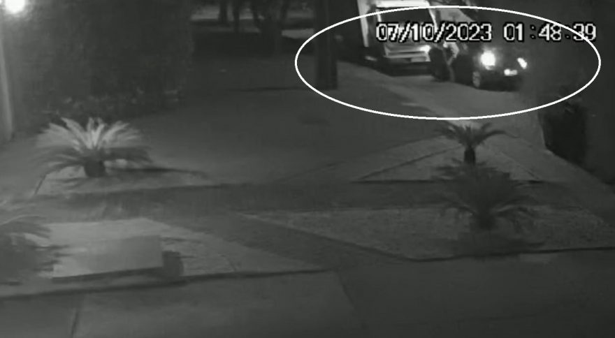 Câmera flagra Peugeot atingindo caminhão estacionado no bairro Coqueiral
