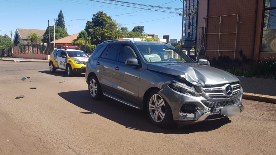 Mercedes e Onix se envolvem em colisão no Centro de Cascavel
