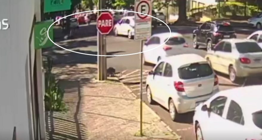 Câmera flagra entregador ‘voando’ após acidente na rua Antonina