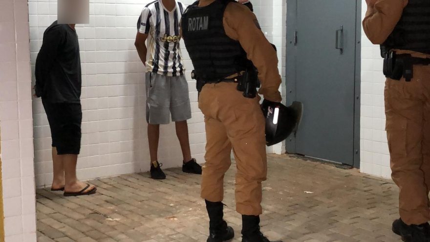 Jovens são presos andando sem capacete com moto furtada