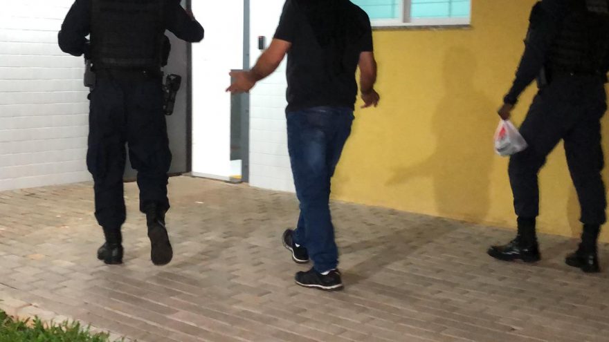 Homem agride esposa e quebra celular da vítima por ciúmes e acaba preso