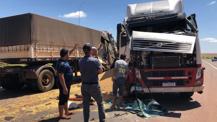Acidente entre duas carretas deixa trânsito lento na BR-163