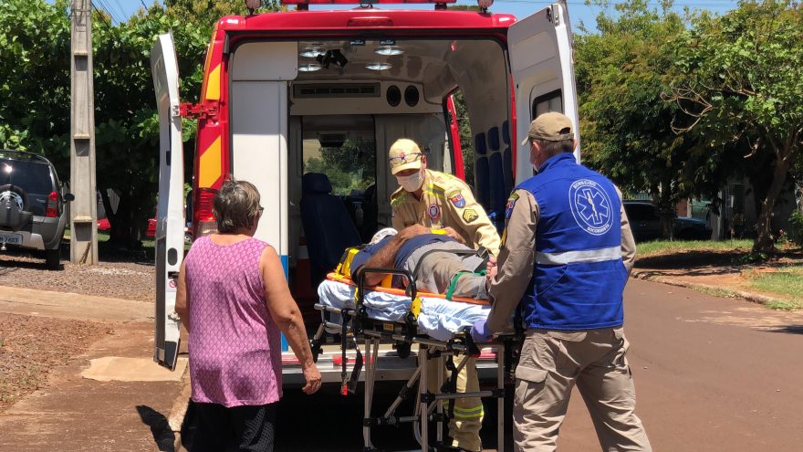 Idoso de 72 anos sobe no telhado da residência e, após telhas quebrarem, atravessa forro e cai no fogão
