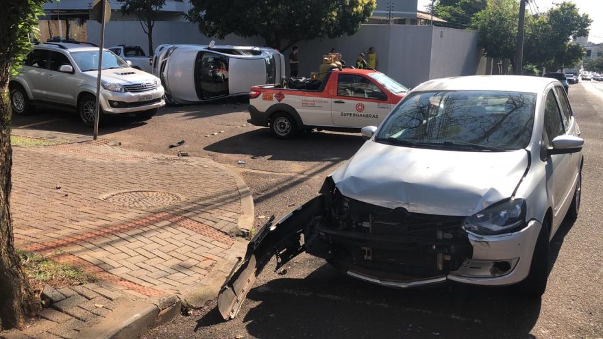 Corolla tomba após colisão no Centro
