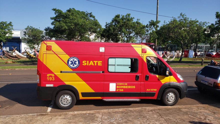 Jovem sofre queda de mureta, bate a cabeça e precisa ser socorrida pelo Siate