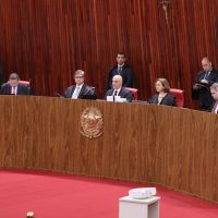 TSE inicia julgamento de Bolsonaro por abuso de poder político