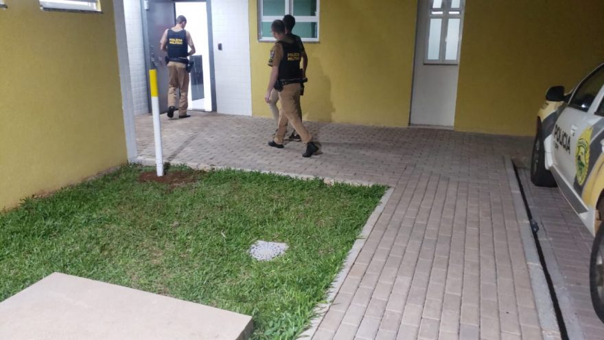 Homem agressivo é preso após tentar agredir os pais