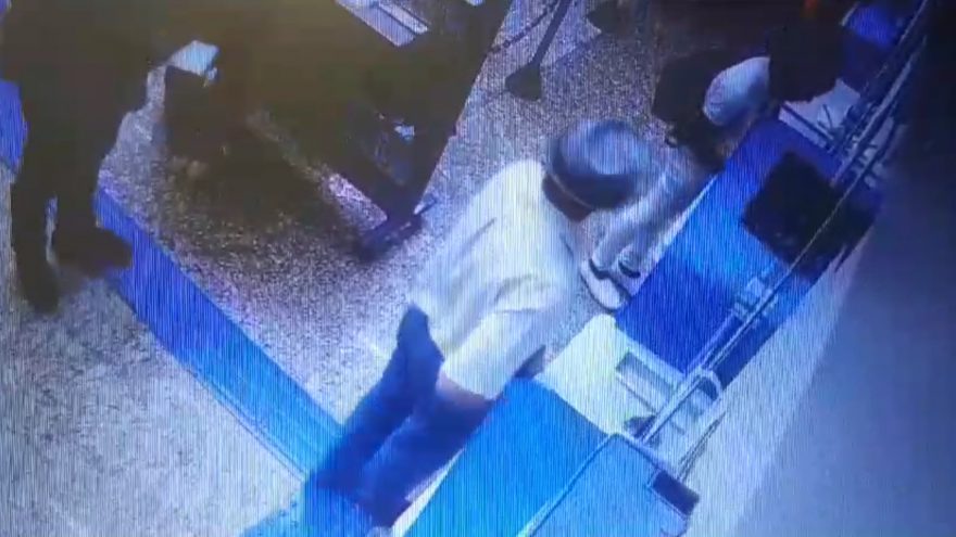 Vídeo flagra suspeito de furtar carteira em lotérica; internauta pede ajuda para encontrar pertence