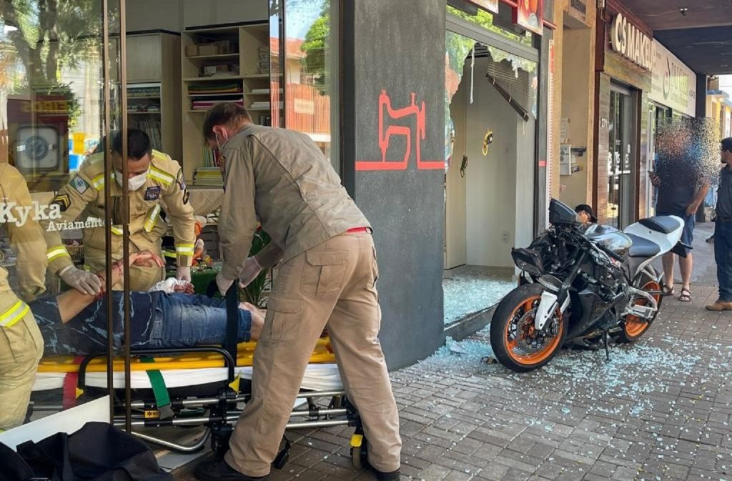 Caminhonete fecha motocicleta que bate contra fachada de loja no centro Marechal Rondon