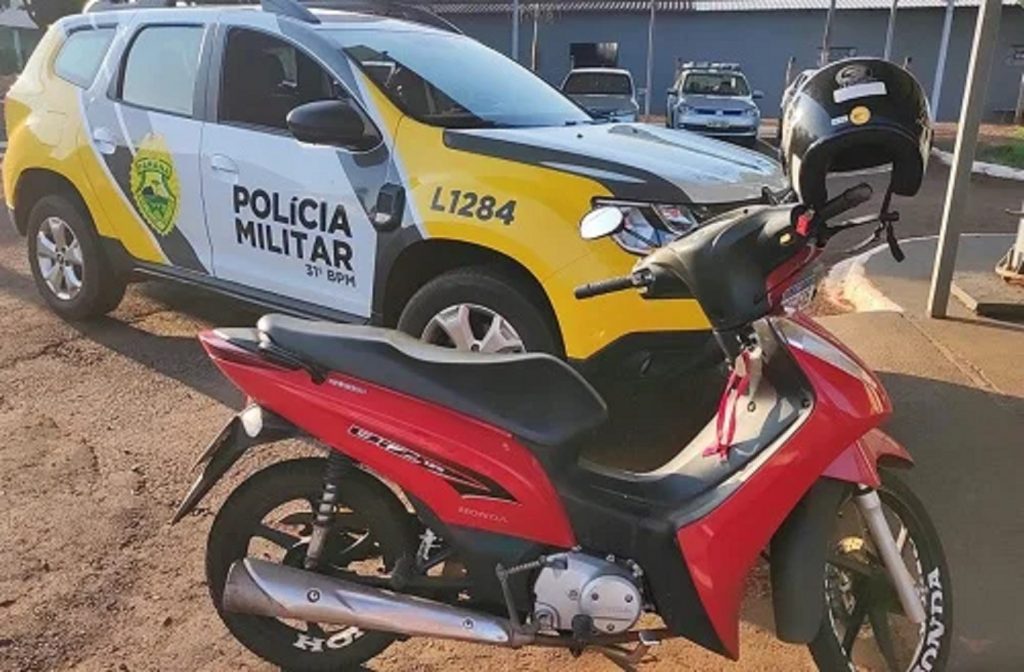 PM flagra mulher conduzindo moto na contramão e com criança no colo em Assis Chateaubriand