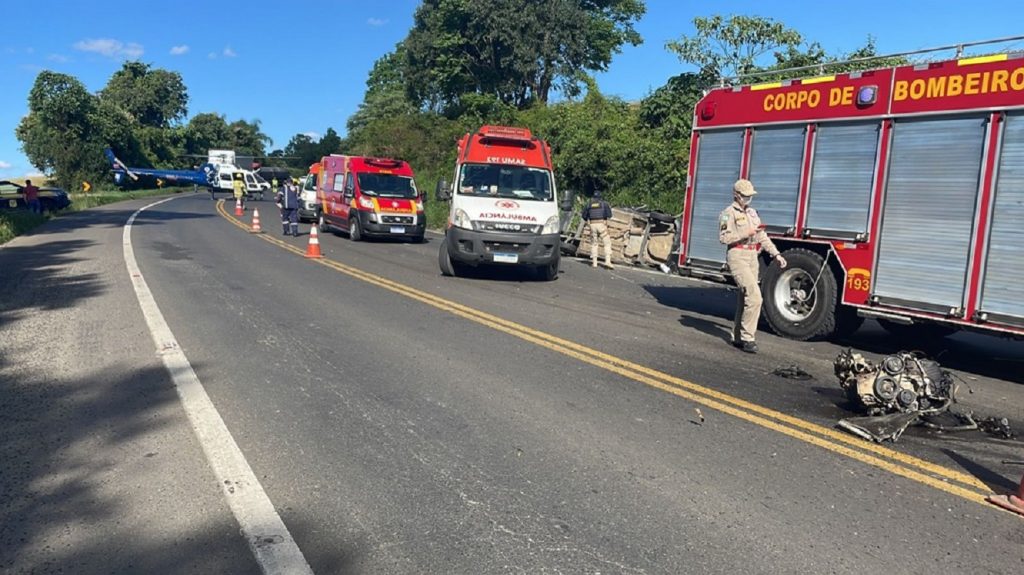 Mulher morre em acidente envolvendo quatro veículos e uma carreta