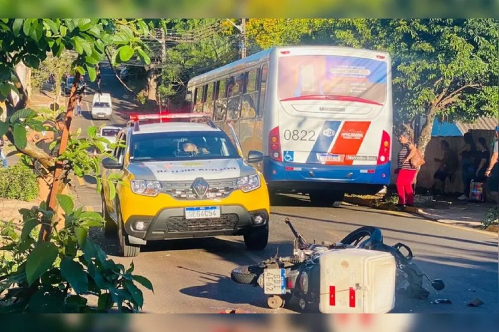 Motociclista perde parte do pé após acidente com ônibus em Apucarana