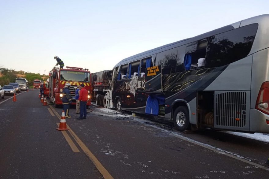 Gravíssima colisão entre carreta e ônibus deixa um morto e 24 feridos na BR-369