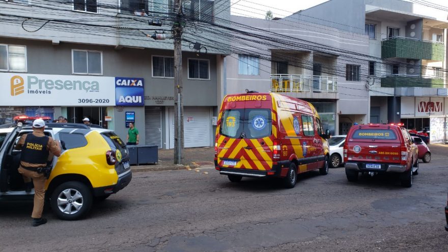 Homem tem fratura na perna após sofrer queda na Rua Juscelino Kubistchek
