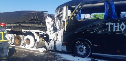 Ônibus com 59 passageiros pega fogo na BR-251  CGN - O maior portal de  notícias de Cascavel e do Paraná