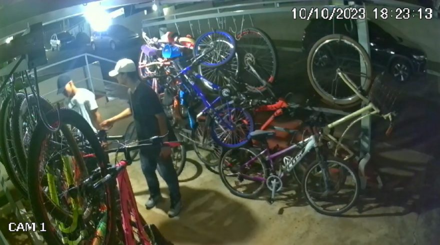 Câmera flagra ladrões furtando bicicleta na Vila Tolentino
