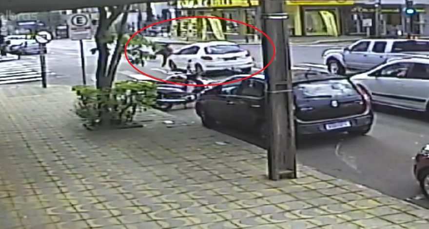 Sinal fica verde para os carros e mulher é atropelada na faixa de pedestres na rua São Paulo