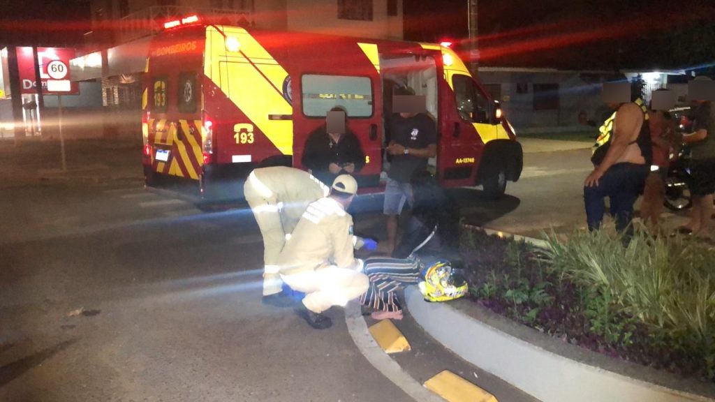 Acidente entre motos deixa mulher ferida na Rua Rio da Paz