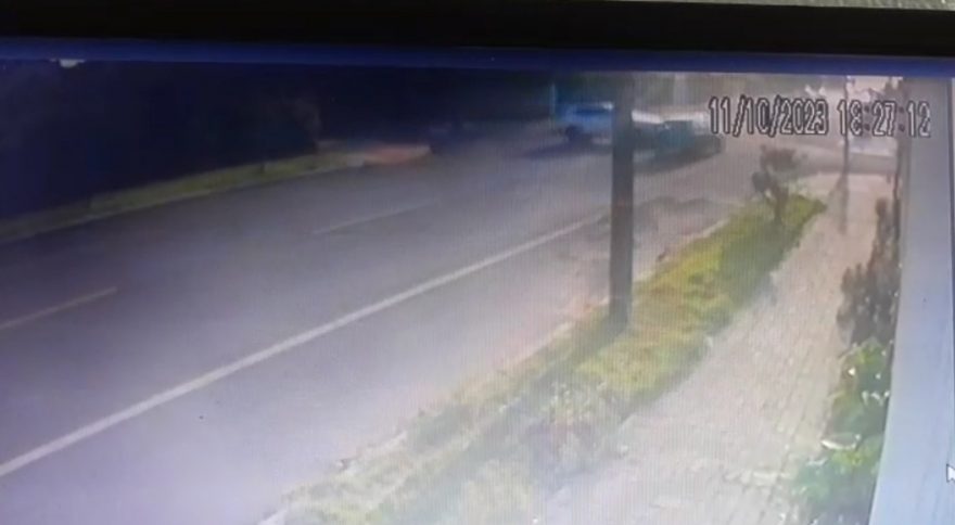 Câmera flagra acidente entre Jeep e Corsa na Neva
