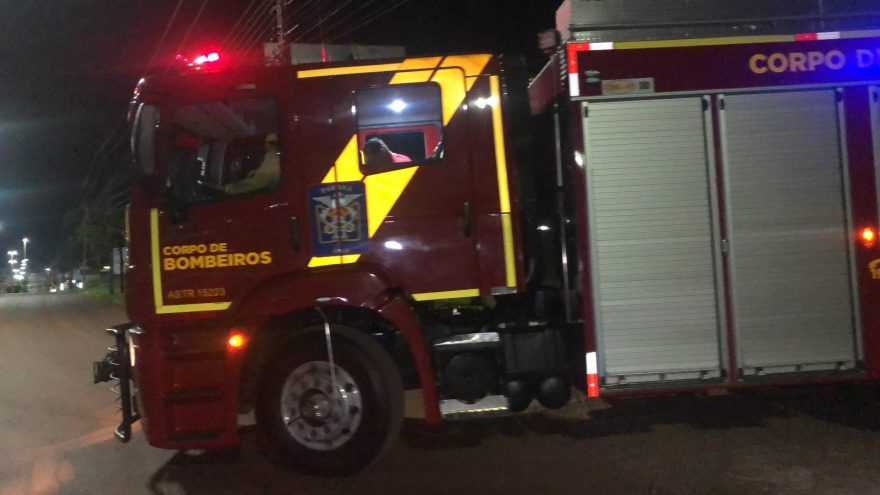 Bombeiros combatem incêndio em edificação na Avenida Rocha Pombo