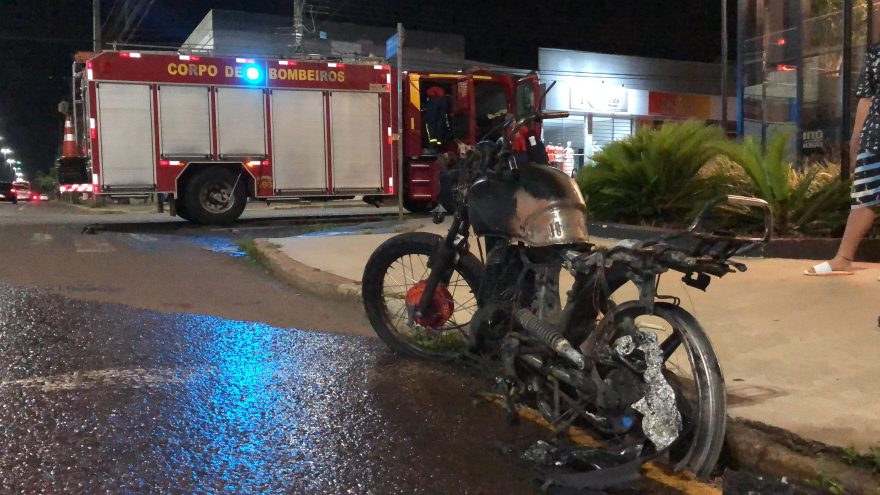 Motocicleta fica destruída após pegar fogo na Avenida Carlos Gomes