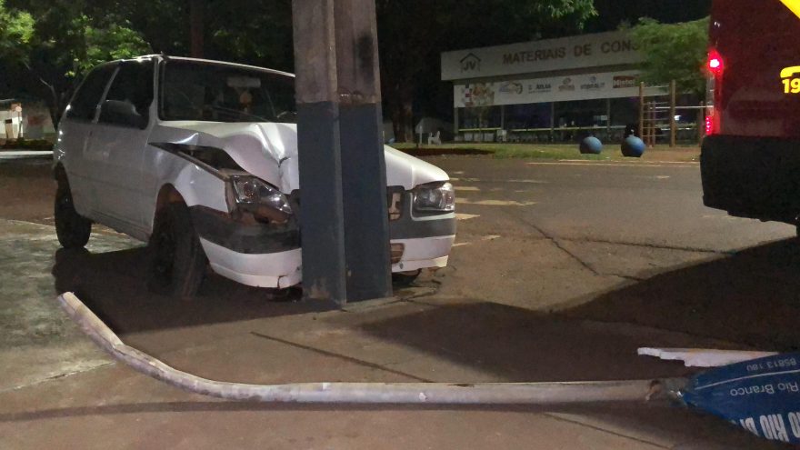 Condutor perde o controle da direção e colide Fiat Uno contra poste na Barão do Rio Branco