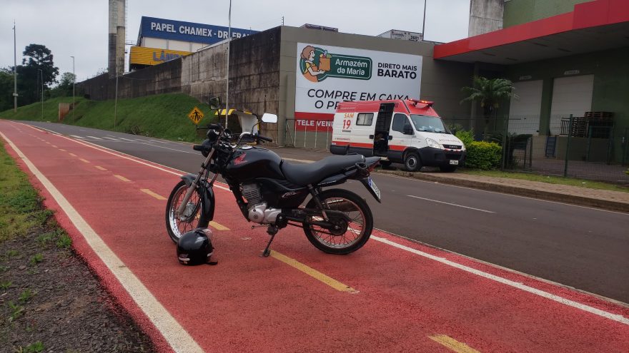 Jovem de 20 anos fica ferido ao cair de moto na marginal da BR-277