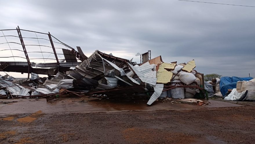 Armazém de grãos é destruído por vendaval em Rio Bonito do Iguaçu
