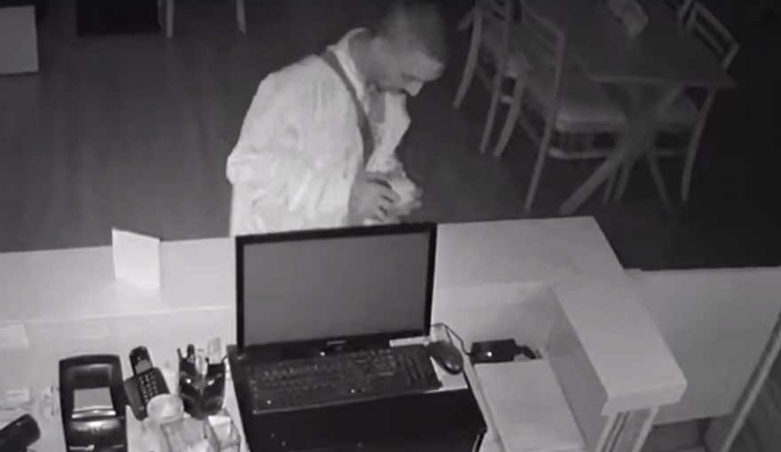 Câmera registra a ação de bandido em restaurante no Centro
